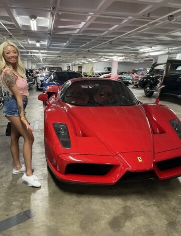 Adolescente Gia Dibella mostrando a buceta